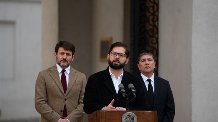 Chile: Gabriel Boric decretó el estado de excepción y un toque de queda por los masivos cortes de luz
