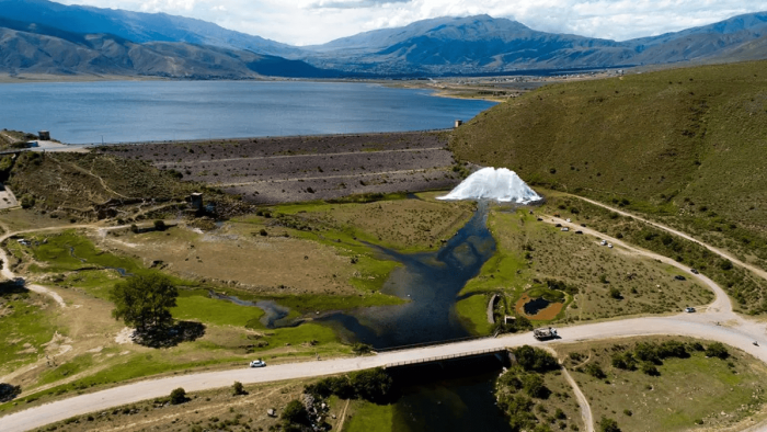 Se abrió una válvula descargadora en el Dique La Angostura
