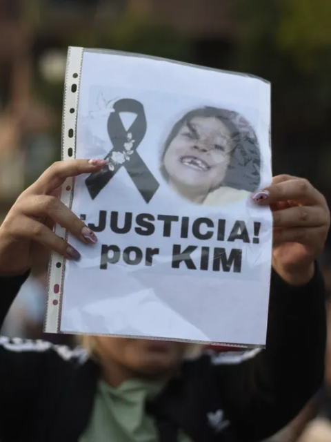 A Kim Gómez, la nena asesinada en La Plata, la sacaron por la ventanilla del auto y murió desangrada 