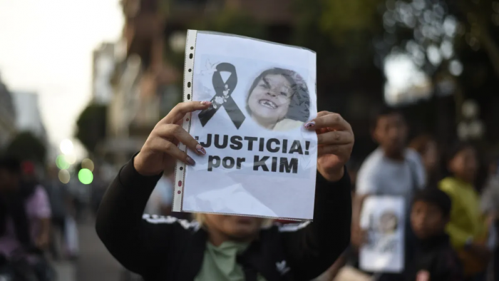 A Kim Gómez, la nena asesinada en La Plata, la sacaron por la ventanilla del auto y murió desangrada 