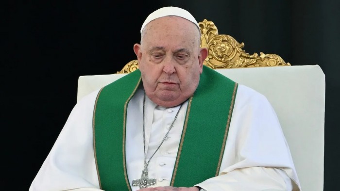 El papa Francisco pasó "una noche tranquila" con signos de leve mejoría, según informó el Vaticano 