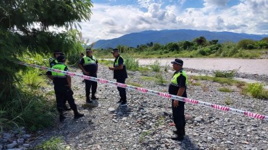 Encuentran el cuerpo de un hombre en el río Lules: investigan las causas del fallecimiento