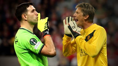 Van der Sar criticó a Dibu Martínez: "No está en el top 10 de los mejores arqueros del mundo"