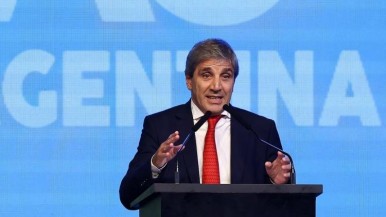 Caputo admitió que "hay precios caros en dólares" y reiteró que no habrá devaluación tras el acuerdo con el FMI