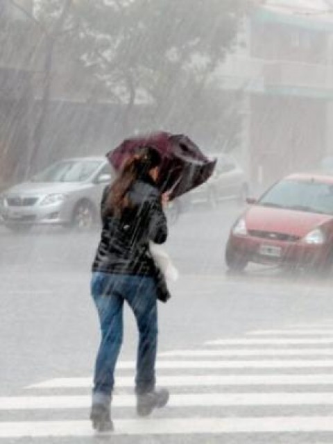 Tormentas en Tucumán: anegamientos en varios puntos de la Capital