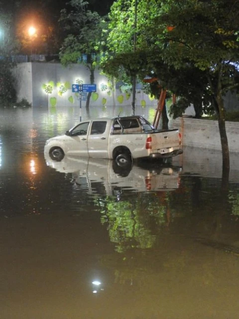 Tucumán bajo el agua: calles convertidas en ríos y récords de lluvia