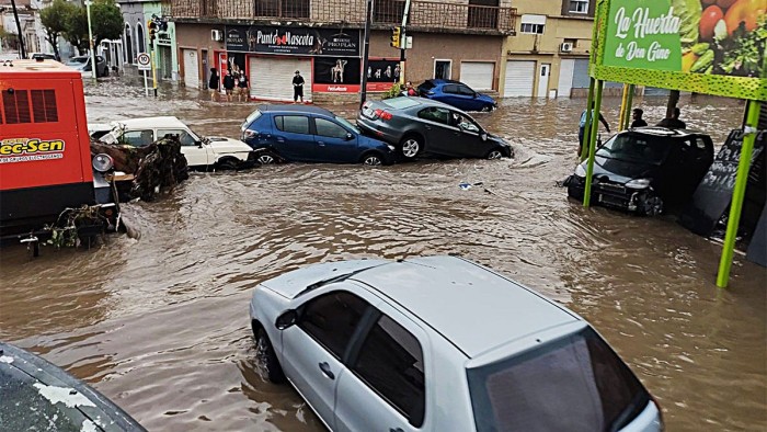 El Gobierno refuerza la asistencia a Bahía Blanca tras el temporal mientras comienza el debate por la reconstrucción