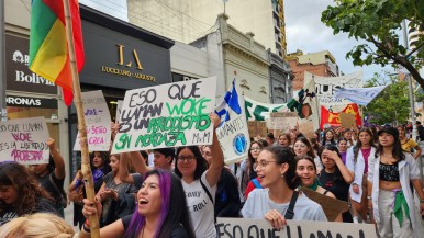 Masiva movilización por el 8M en Tucumán: mujeres y organizaciones rechazan las políticas de Milei y exigen derechos