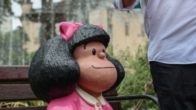 Mafalda llegó a Tucumán: Se inauguró una nueva escultura del personaje de Quino