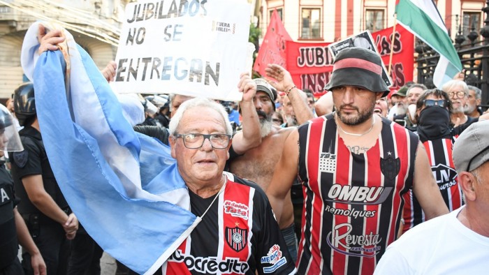El Gobierno amenaza con aplicar derecho de admisión a hinchas que marchen con los jubilados
