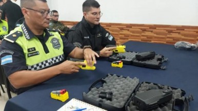 La Policía de Tucumán inició la capacitación para el uso de pistolas Taser