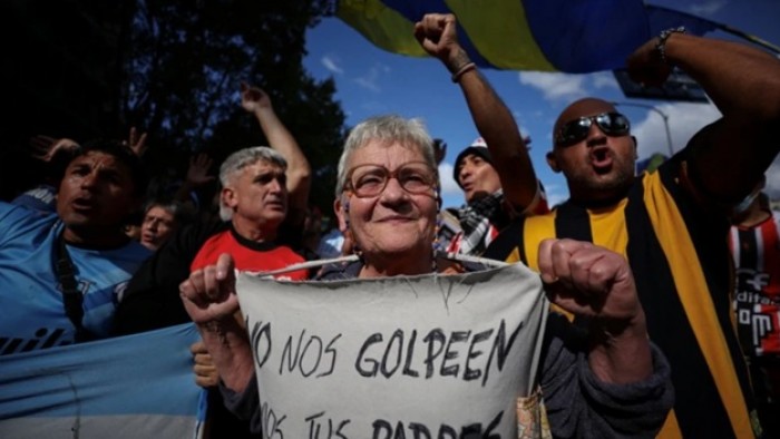 "Dejamos los colores de lado": hinchas de San Martín y Atlético se suman a la marcha de los jubilados