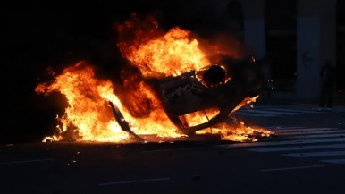 Detuvieron a un hincha de All Boys acusado de incendiar un patrullero en la marcha de jubilados