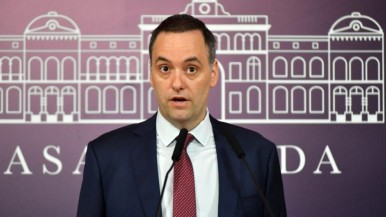 La oposición pidió la renuncia de Adorni como vocero presidencial por su candidatura en CABA