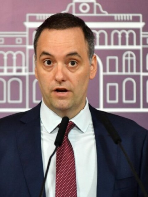 La oposición pidió la renuncia de Adorni como vocero presidencial por su candidatura en CABA
