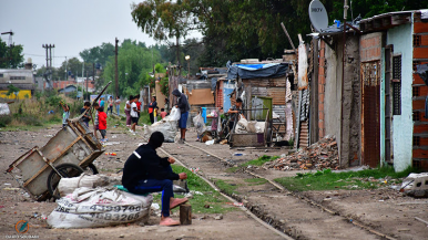 Bajó la indigencia, pero no por crecimiento económico: el Estado metió más plata