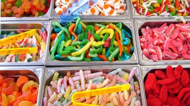 Anmat prohíbe la venta de gomitas con cannabidiol en todo el país 
