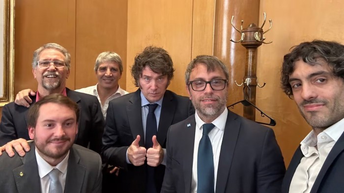 El BCRA negó una devaluación tras la salida del cepo: "El dólar flota dentro de bandas"