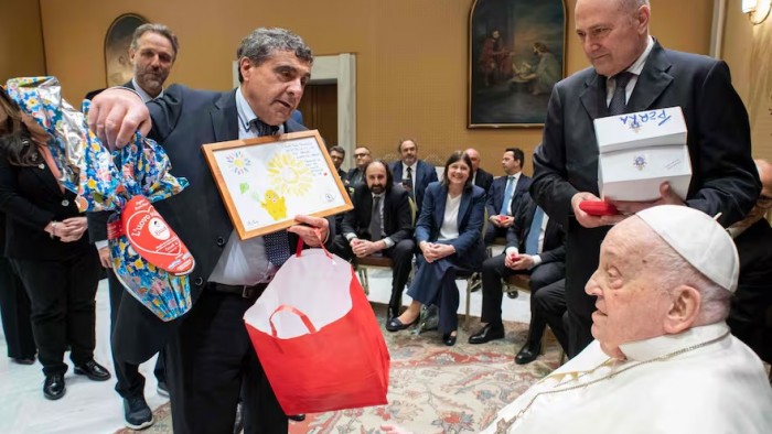 El papa Francisco agradeció entre lágrimas a quienes lo cuidaron durante su internación