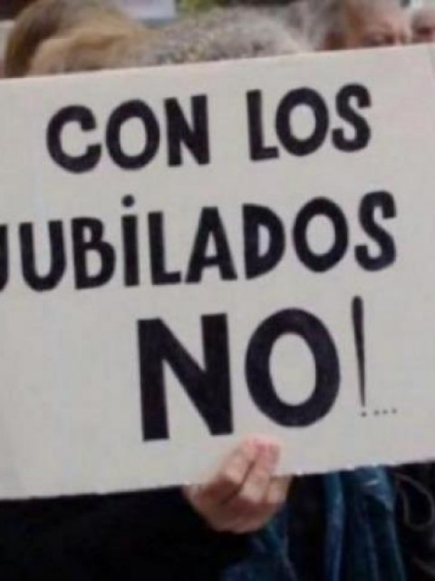 Jubilados marchan al Congreso para reclamar por sus haberes y medicamentos