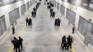 Bukele quiere duplicar la cárcel más grande del mundo para alojar a deportados de EEUU