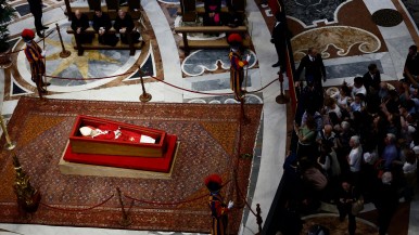 Funeral del papa Francisco: los cinco objetos con los que fue enterrado