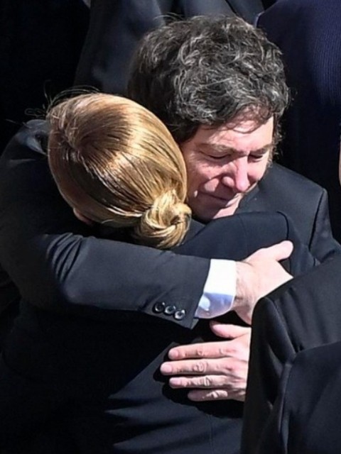 El emotivo abrazo entre Javier Milei y Giorgia Meloni en el funeral del papa Francisco