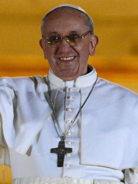 Por qué los papas cambian de nombre cuando son elegidos y cómo es el proceso