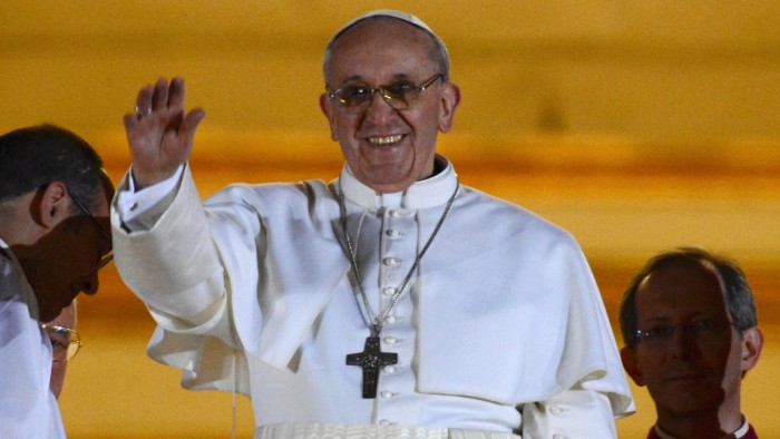Por qué los papas cambian de nombre cuando son elegidos y cómo es el proceso