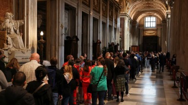 Miles de fieles hacen fila para visitar la tumba del papa Francisco en Roma