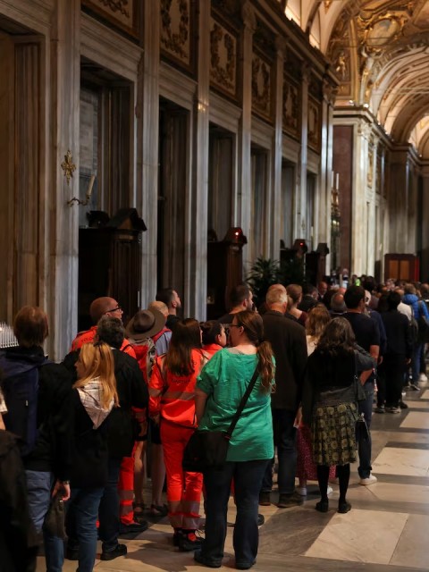 Miles de fieles hacen fila para visitar la tumba del papa Francisco en Roma