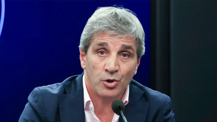 Caputo amenazó con medidas contra una automotriz si aumenta los precios