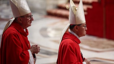 Reunión clave entre los cardenales Tagle y Parolin tras el primer día del cónclave: "A la reflexión"