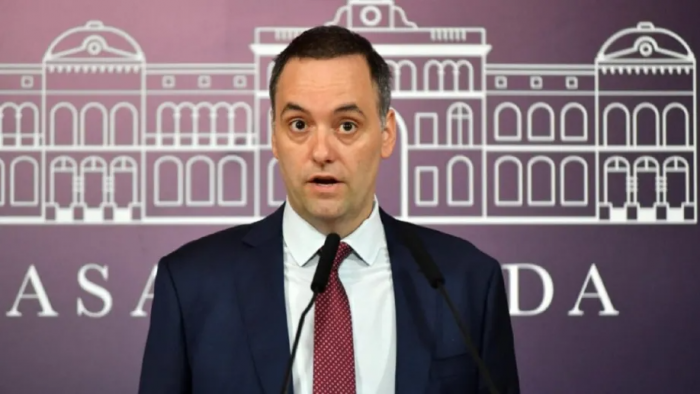 Manuel Adorni: De economista y docente a referente de la comunicación oficial. 