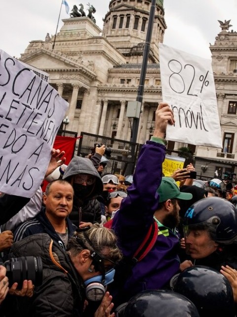Jubilados marcharon al Congreso: tensión, represión y una sesión que no fue