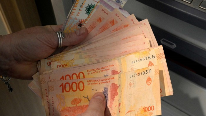 Salarios en dólares volvieron a niveles de 2017, pero el poder adquisitivo sigue 10% abajo