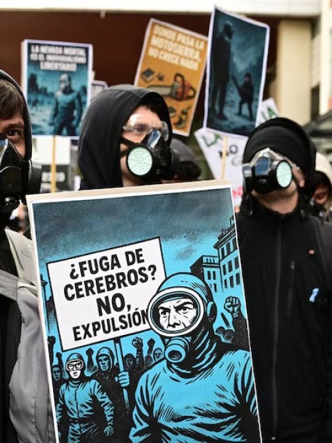 "No al cientificidio": masiva protesta de científicos del Conicet contra los recortes de Milei