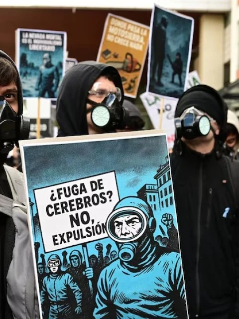 "No al cientificidio": masiva protesta de científicos del Conicet contra los recortes de Milei