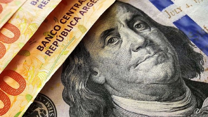 El dólar blue trepó hasta los $420