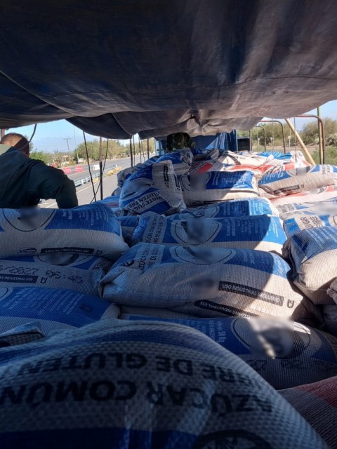 Hallaron neumáticos de contrabando escondidos entre bolsas de azúcar