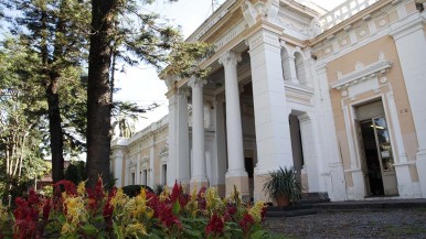 Universitarios exigen un aumento salarial ante la inflación y el desfinanciamiento de la UNT