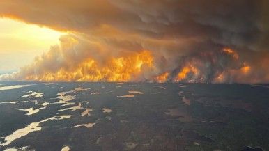 Miles de evacuados en Canadá por ola de incendios
