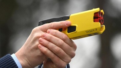 Tucumán: la Policía ya patrulla con pistolas Taser en San Miguel y Yerba Buena