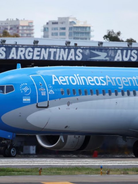 El paro de pilotos afecta a 6.000 pasajeros: Aerolíneas cancela 50 vuelos y pierde más de USD 1 millón