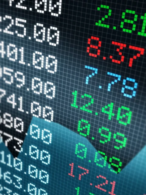Sube el dólar y se hunden las acciones: el mercado arrancó en rojo tras el feriado