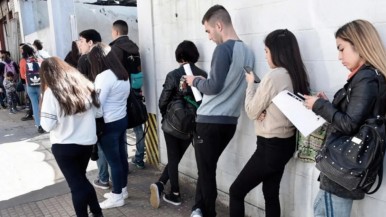 Crisis juvenil: crece la desocupación y 2 de cada 3 jóvenes viven en hogares pobres