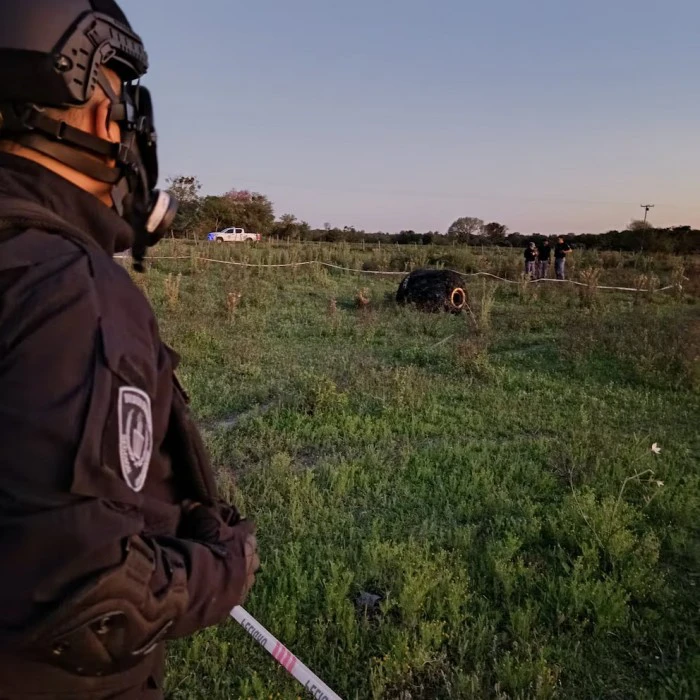Misterioso objeto metálico cayó en un campo de Chaco y las autoridades investigan su origen