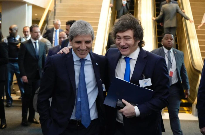 Caputo ya está en Washington para reunirse con Bessent y definir el salvataje financiero que ofreció Trump a Milei