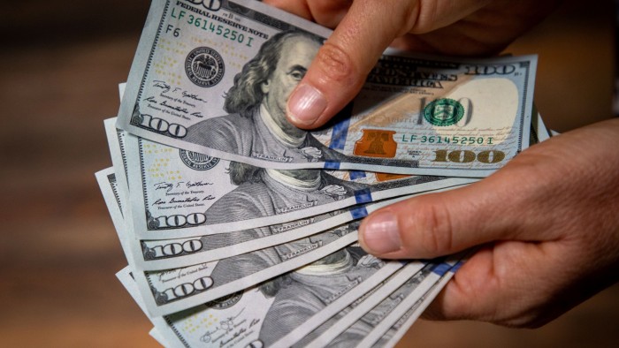 Dólar hoy: el oficial subió $20 y cerró a $1435 en el Banco Nación