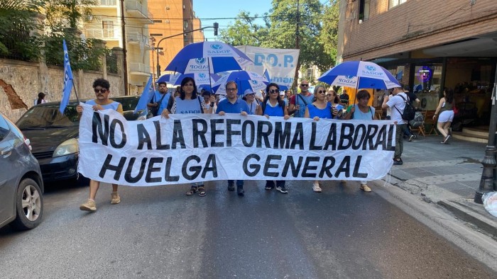 Docentes coparon Plaza Independencia pidiendo un aumento salarial digno